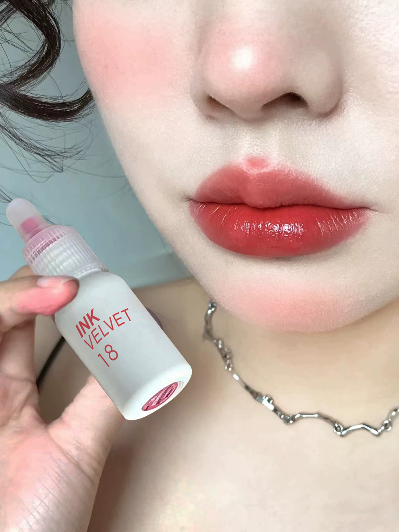 Блеск-пленка для губ (Ink Velvet) 18 — матово‑глянцевый гибрид, полупрозрачный финиш, геометрическая ёмкость