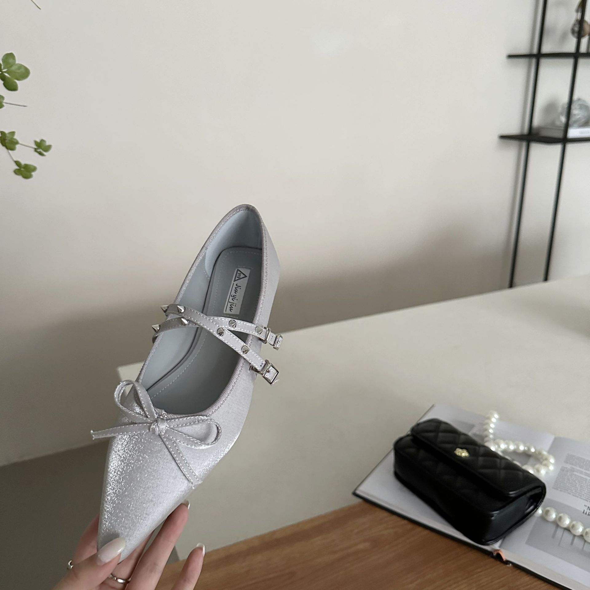 2024 Stagione primaverile e autunnale Nuovo arco, testa appuntita, bocca poco profonda, un gradino, superficie di seta rivettata, elegante piatto piccolo_voghion.com