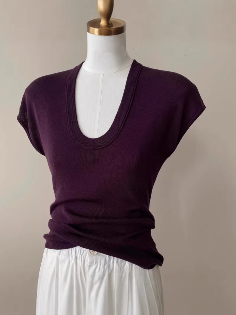 Áo thun nữ cổ tròn tay ngắn chất liệu Tencel ôm nhẹ form chuẩn — đen