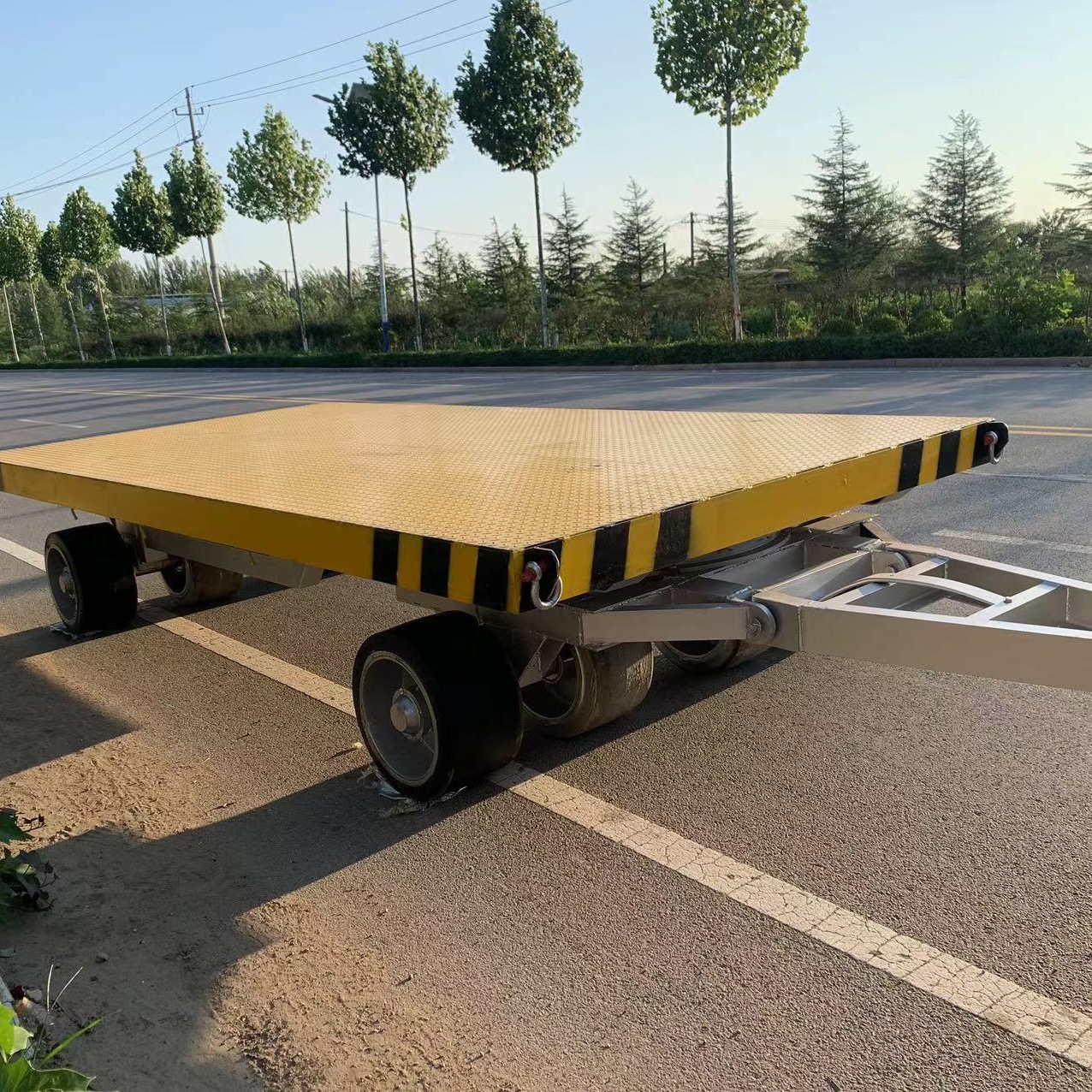 El vehículo de transporte de equipos subterráneos de tracción pesada para la minería funciona de manera estable