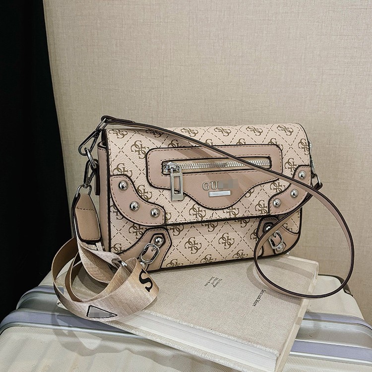 Bolso de diseño de nicho transfronterizo para mujer nuevo bolso de motocicleta con remaches de chica caliente dulce y fresca, bolso de hombro y axila de moda, bolso de mensajero