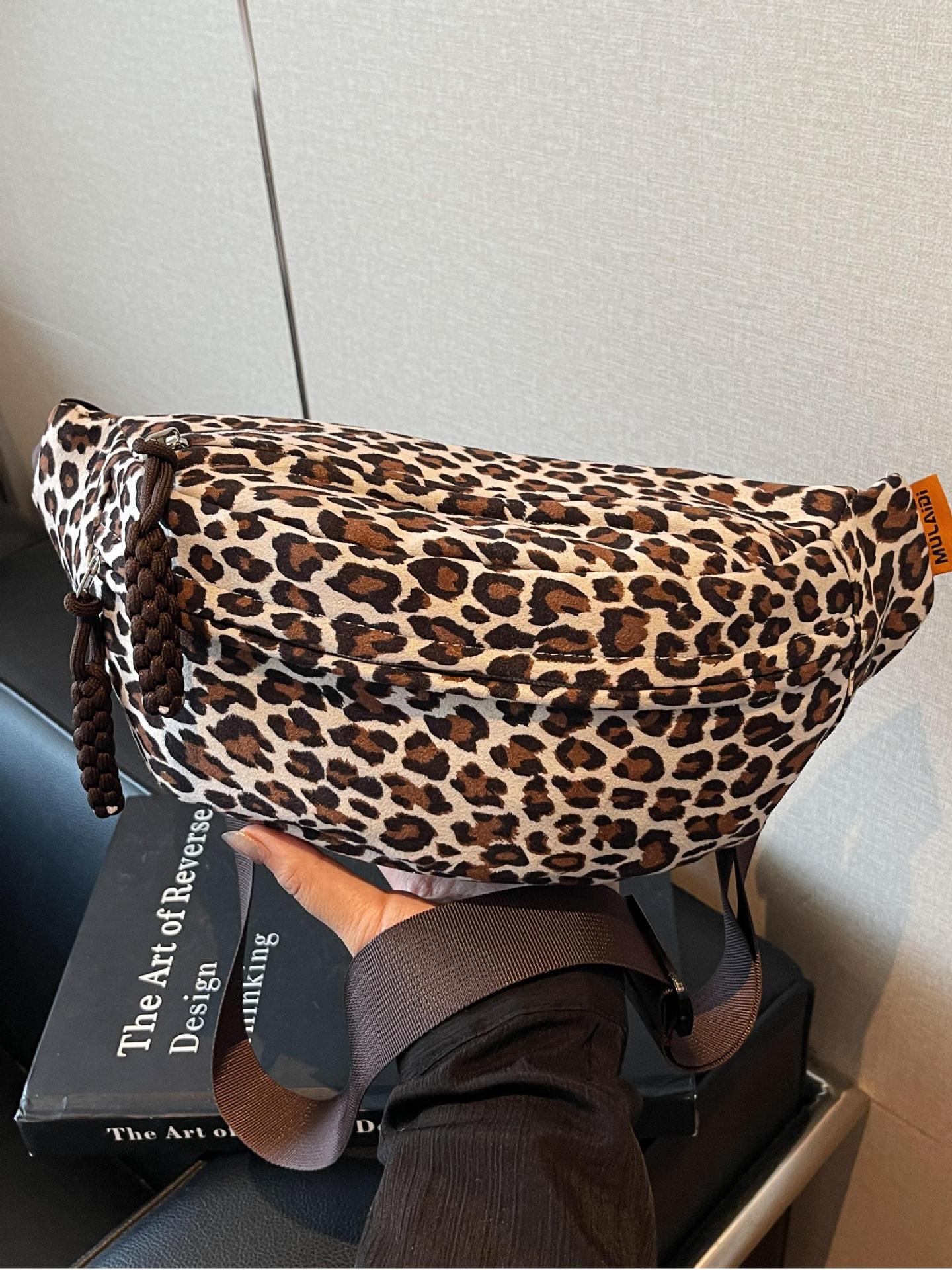 Otoño y invierno super caliente nicho leopardo bolso mochila para mujeres 2025 nuevo retro bolso de pecho universal bolso de cintura universal