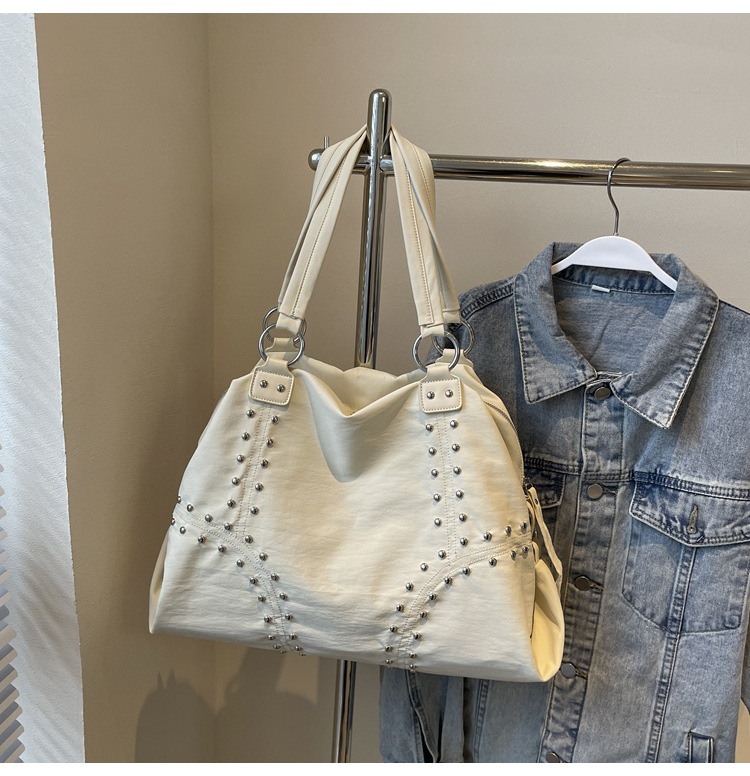 Bolsa de gran capacidad para mujeres 2024 nueva bolsa de hombro casual texturizada bolso de remaches ligero bolso de soporte de viento lento