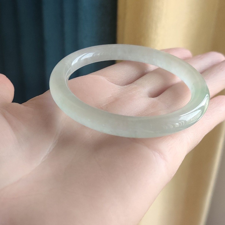 Vòng tay ngọc bích Miến Điện tự nhiên dạng trụ tròn mảnh, hoa nổi xanh nhạt, có giấy chứng nhận chi tiết 1