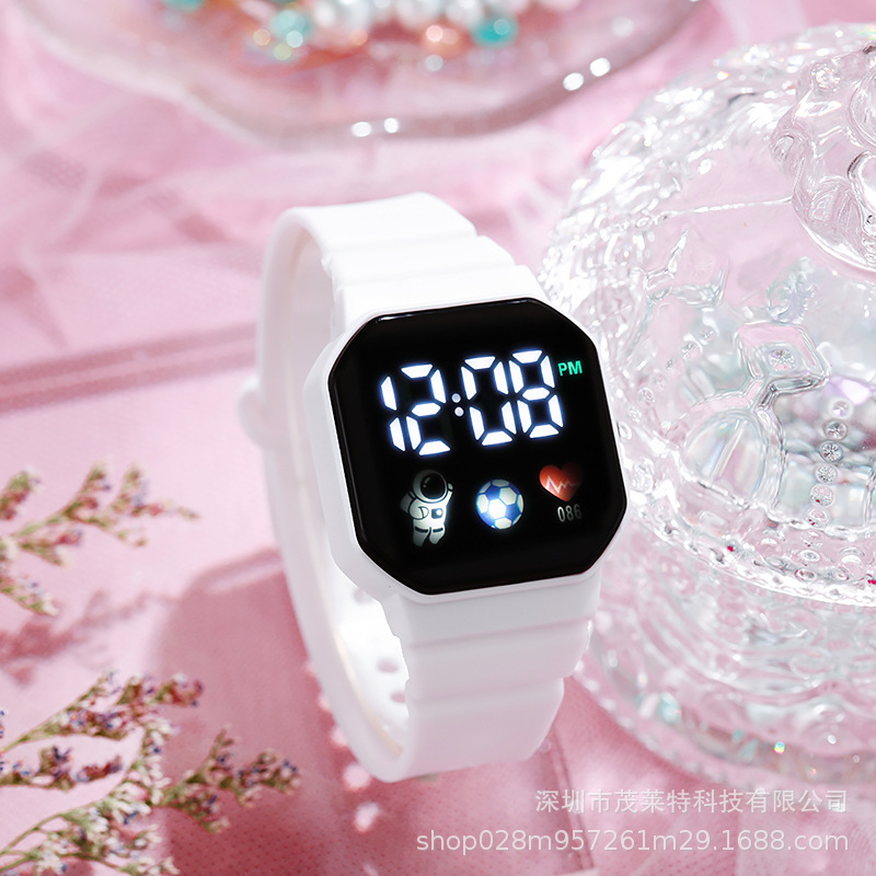 En stock nuevo A99 astronauta cuadrado LED reloj electrónico Apple botón impermeable digital deportes estudiante reloj