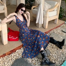 度假风碎花裙V领连衣裙女装夏季收腰显瘦chic背心裙长裙海边裙子