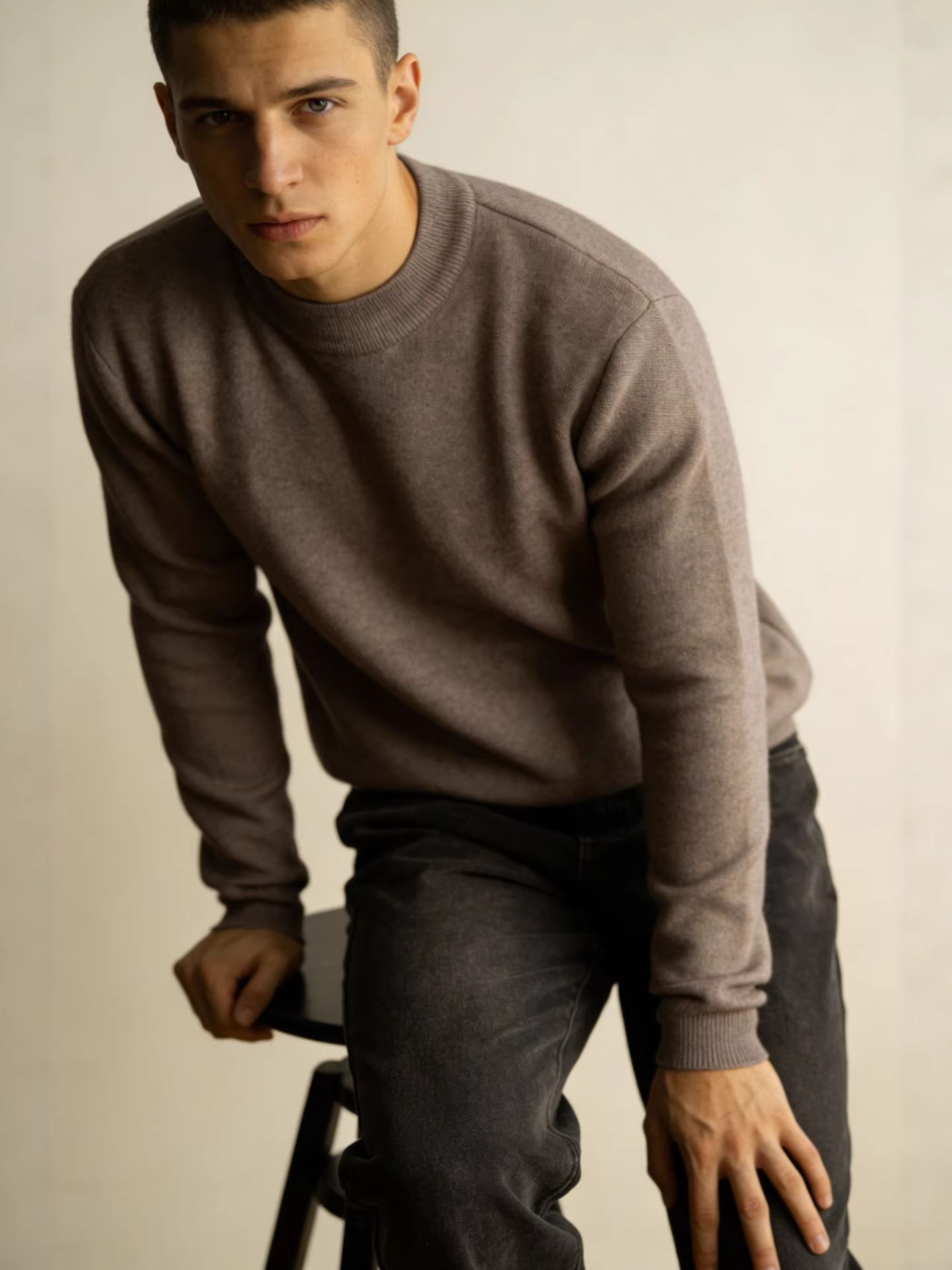 Hombres un suéter de cuello medio alto de vello camisa de punto 2025 otoño y invierno nuevo estilo de vello de cuello medio chaqueta de moda de hombre