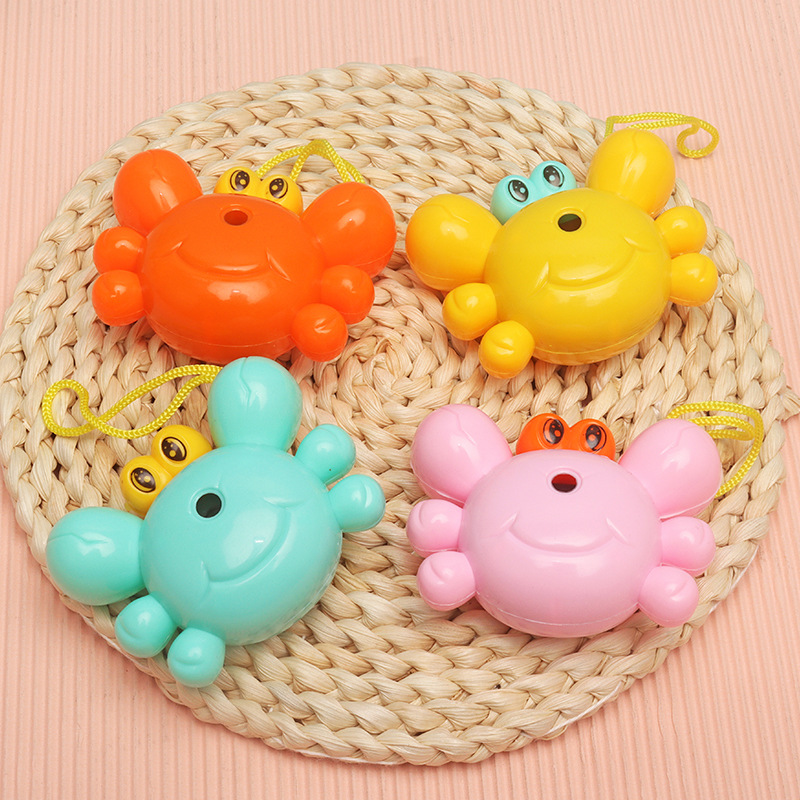 Los niños viendo la cámara cangrejo de dibujos animados forma nostálgico pequeño regalo puesto juguete kindergarten actividad pequeño premio