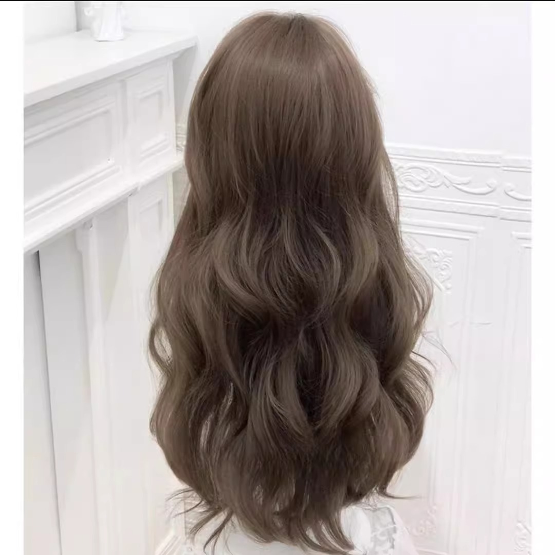 פאות נשים קוני חורף סגנון קוריאני חדש שיער גלי נפח בחום אפר אגוזי לוז עם חלק אמצעי ותלתלים ארוכים, מראה ריאליסטי