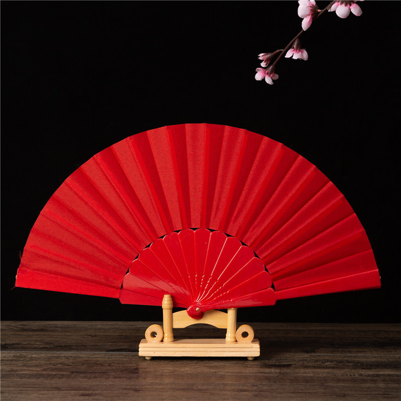 La superficie lisa de la placa de plástico es de gran color rojo.