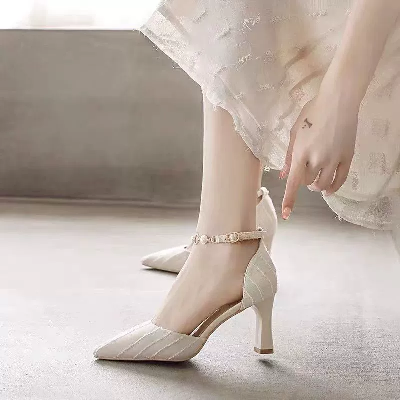 Дикие пряжки на высоких каблуках женские толстые каблуки новый летний фея ветер с юбкой полые туфли