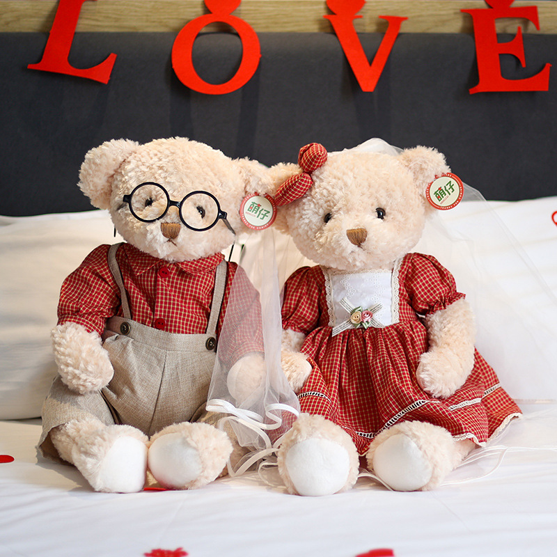 結婚してベッドを押さえます。新婚の子供と一緒に結婚します。|undefined