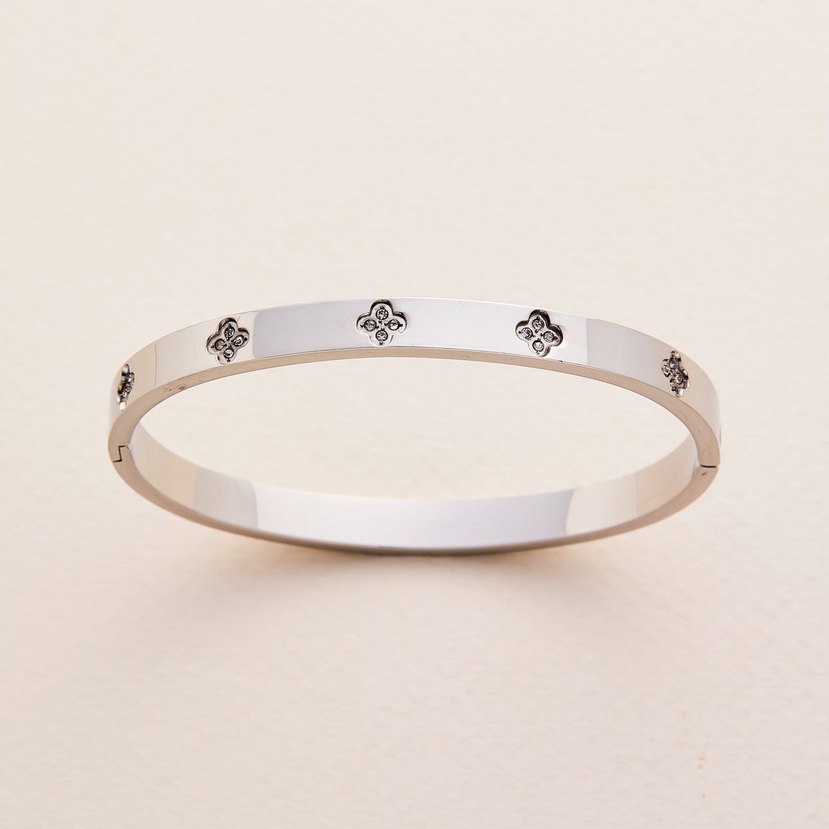 Moda europea y americana nueva pulsera de acero de titanio de diamantes CNC de cuatro hojas de diseño de alto nivel en nicho universal no se desvanece