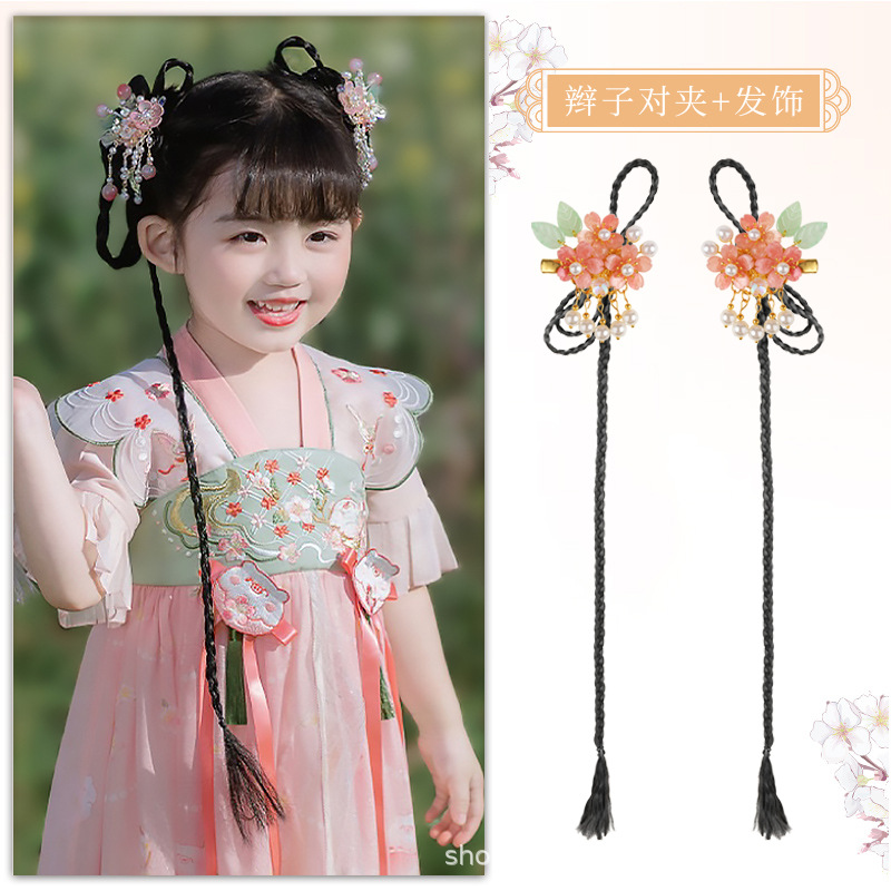 땋은 머리와 클립 + 핑크색 헤어 액세서리 한 쌍