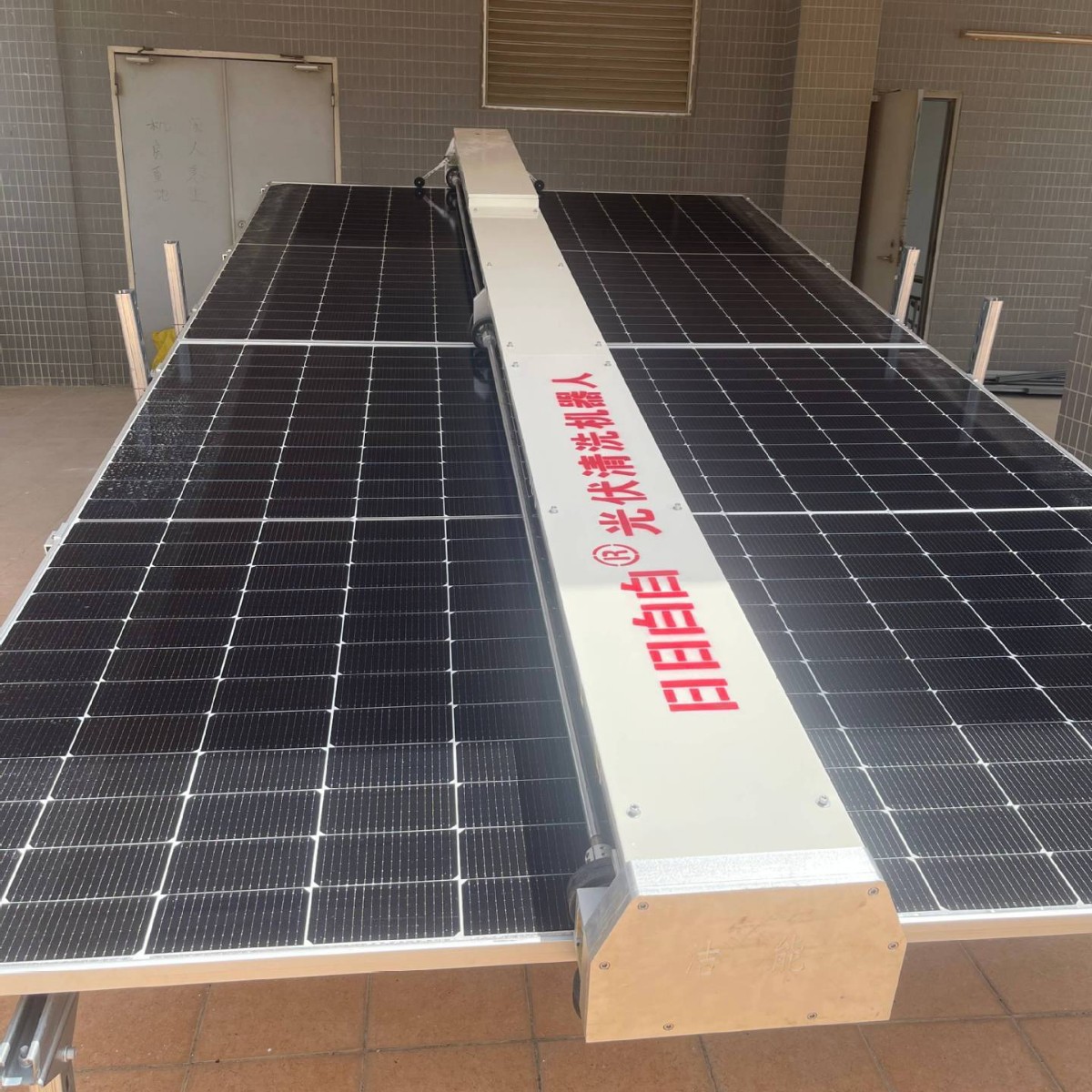 日日白白光伏清洗机器人爆款全自动光伏清机长续航厂家直销