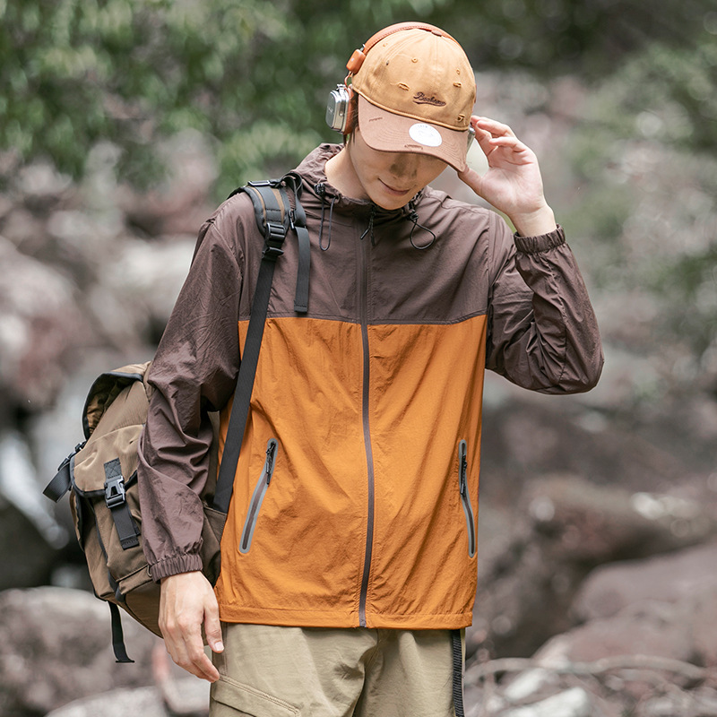 Ropa de protección solar al aire libre de montaña para hombres y mujeres de verano nueva seda de hielo delgada impermeable ropa de moda de protección solar pareja chaqueta encapuchada