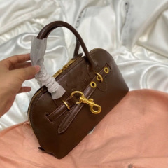 高品质ミュウミュウ新しいファッションハンドバッグ女性高级感精巧な斜めショルダー羊皮ボーリングバッグ
