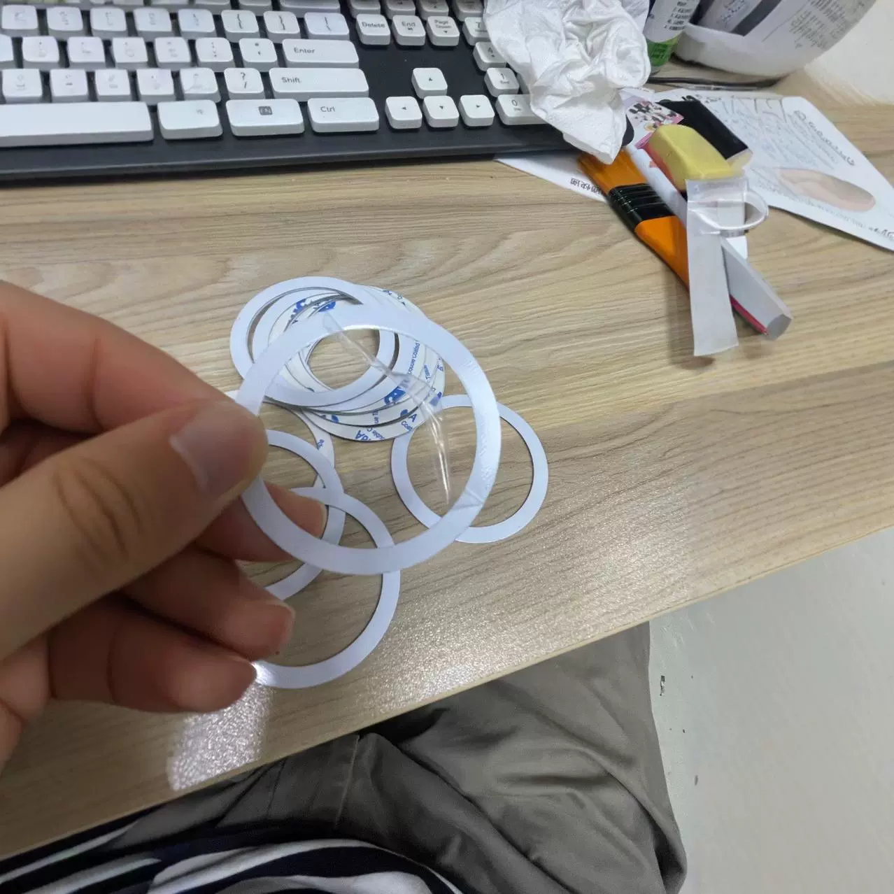 Mobile phone magnetic absorbing bracket Dagging ring white silk -printed belt coverage with back glue itself does not have a magnetic iron ring