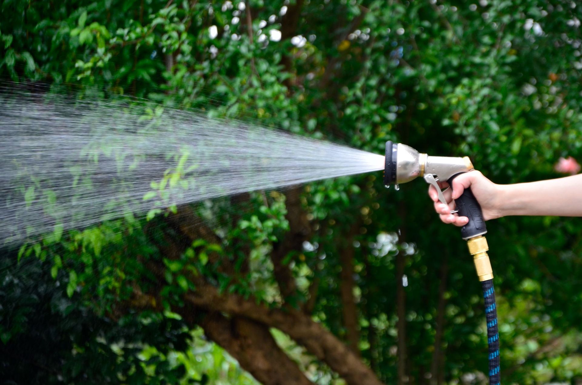 Telescopic water hose high pressure car washing water gun household washing car watering tool easy to store magic tube blue and black