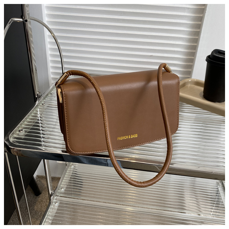 Texture simple et à la mode petit sac carré 2024 nouveau sac à bandoulière polyvalent de banlieue version coréenne sac à aisselles design de niche à la mode_voghion.com