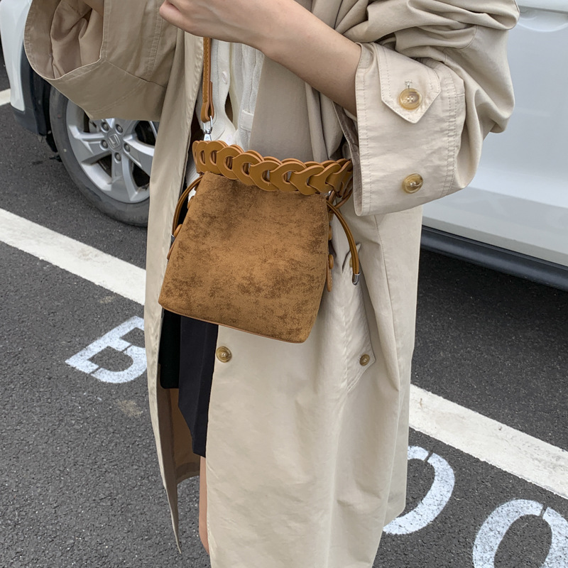 Xiaozhong bolso de cubo de seda de lana de invierno para mujeres bolso de mano retro color contraste 2026 nuevo viaje de hombro mochila