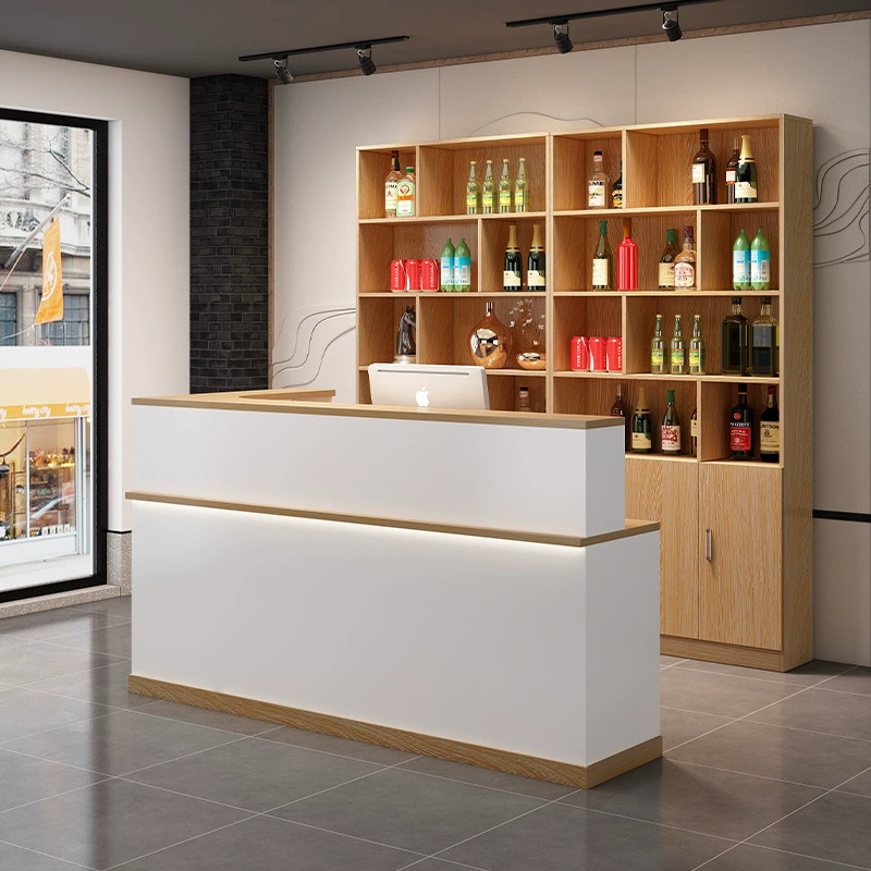 Винный шкаф интегрирован на стойке регистрации. Небольшой простой современный угловой магазин.