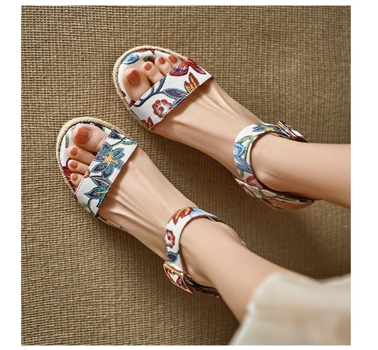 Sandal cao gót nữ hở mũi phong cách Bohemian, đế xuồng đan rơm, quai ngang khóa cài, họa tiết hoa — Xanh trắng, màu hồng nhạt chi tiết 11