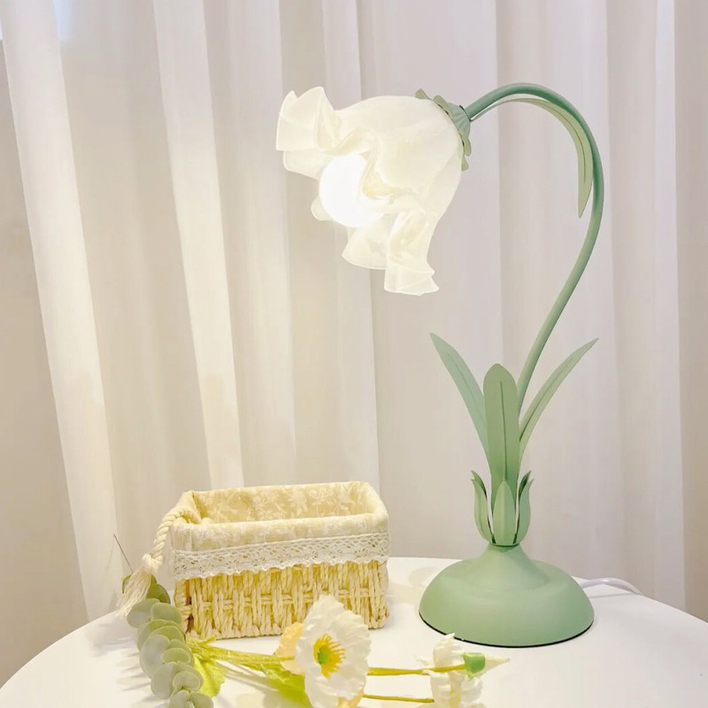 Table lamp for bed, LED lights, internet celebrity, flowered