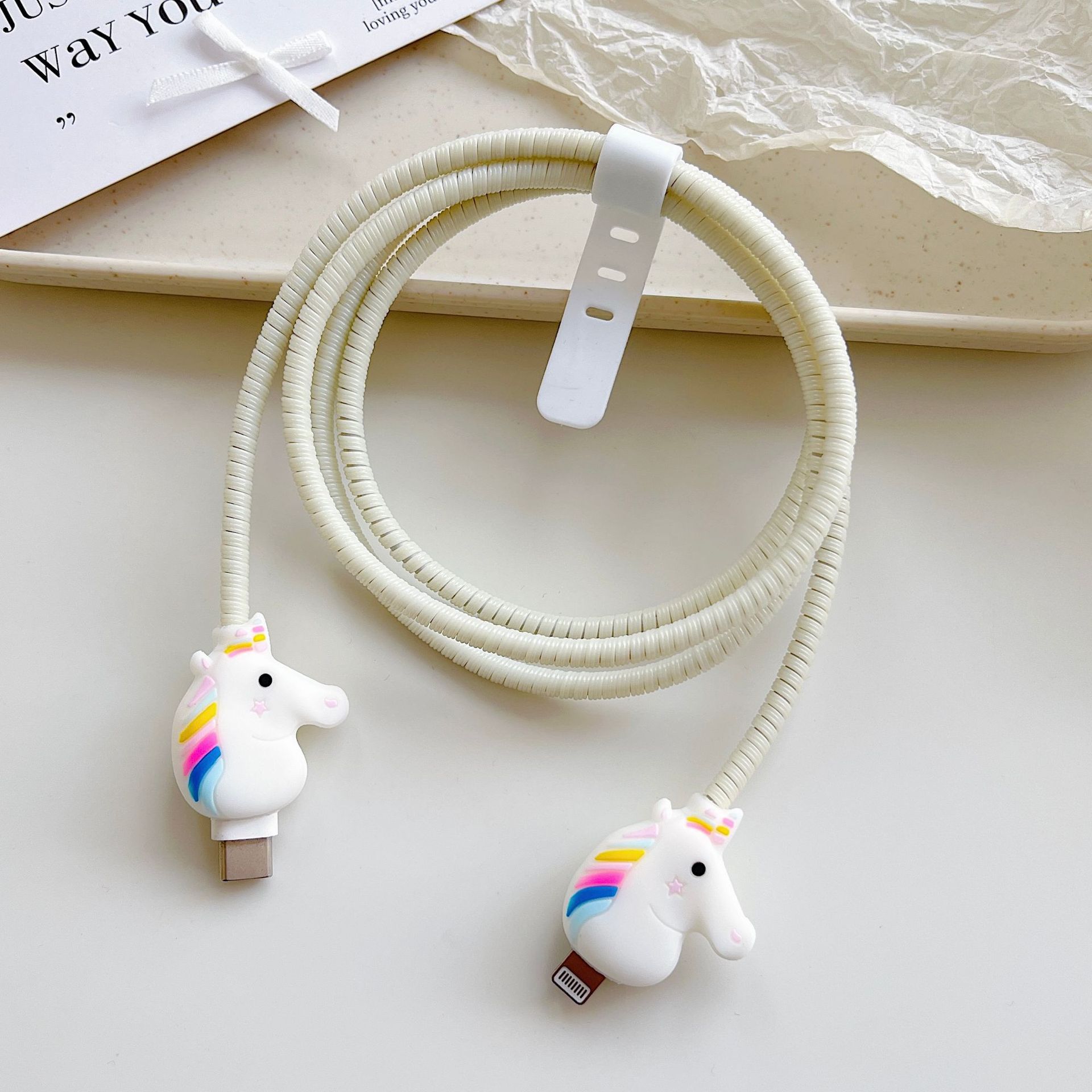 Amazon cartoon cable de datos cubierta adecuada para Apple Android cable de datos de carga rápida cuatro piezas en stock al por mayor