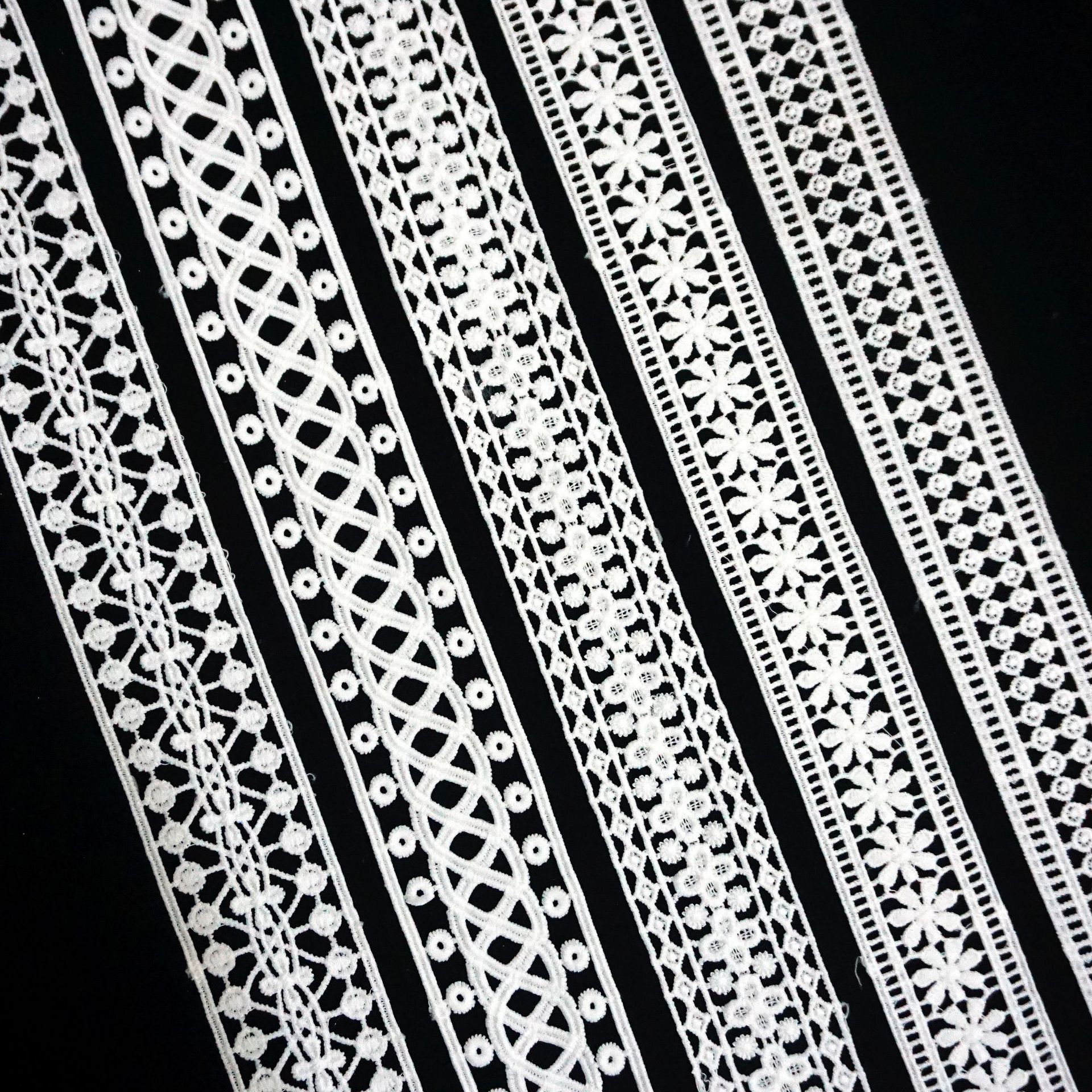 新款楼梯格子镂空牛奶丝水溶蕾丝花边面料刺绣条码连衣裙服装辅料