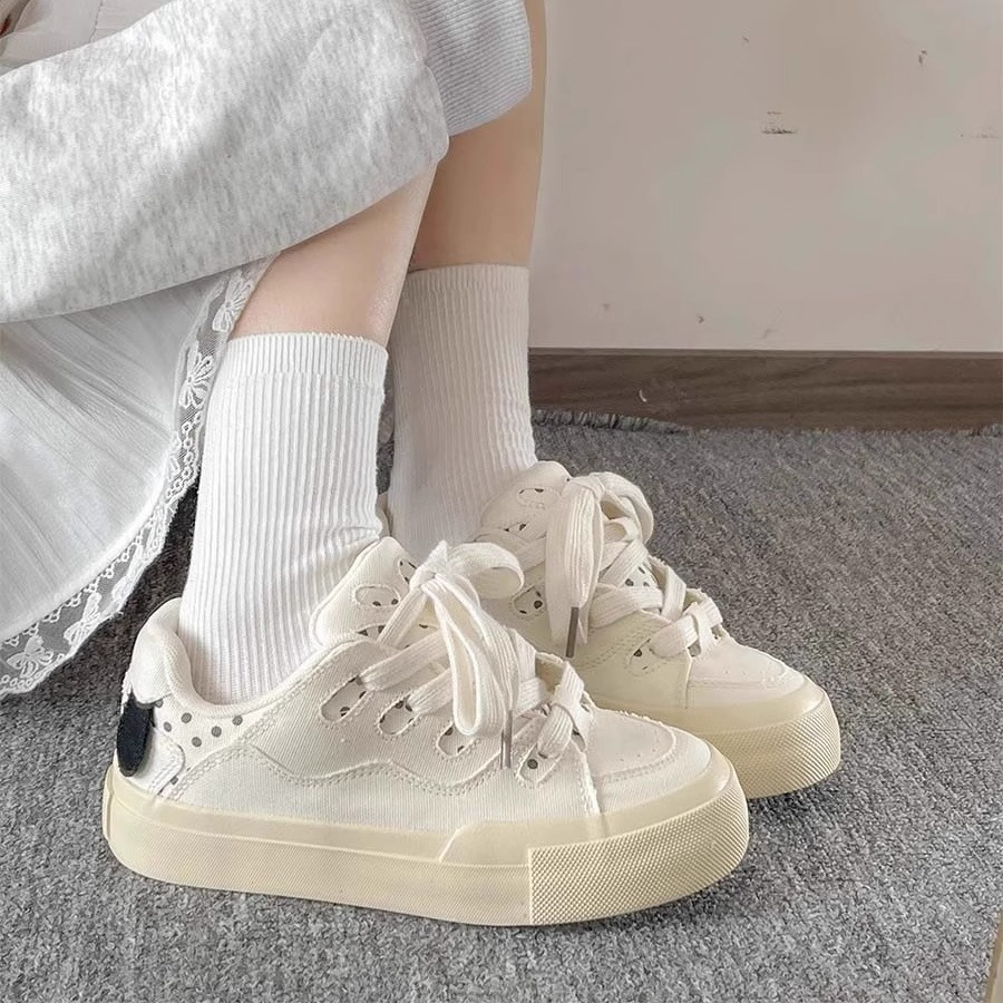 Zapatos blancos de suela gruesa para mujeres, primavera y verano de 2025, nuevos zapatos de skate casuales lindos zapatos de pan para perros para mujeres