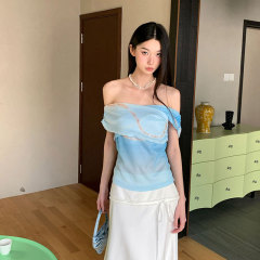 網紗tシャツの女性デザイン感があります。多くの人が着ています。