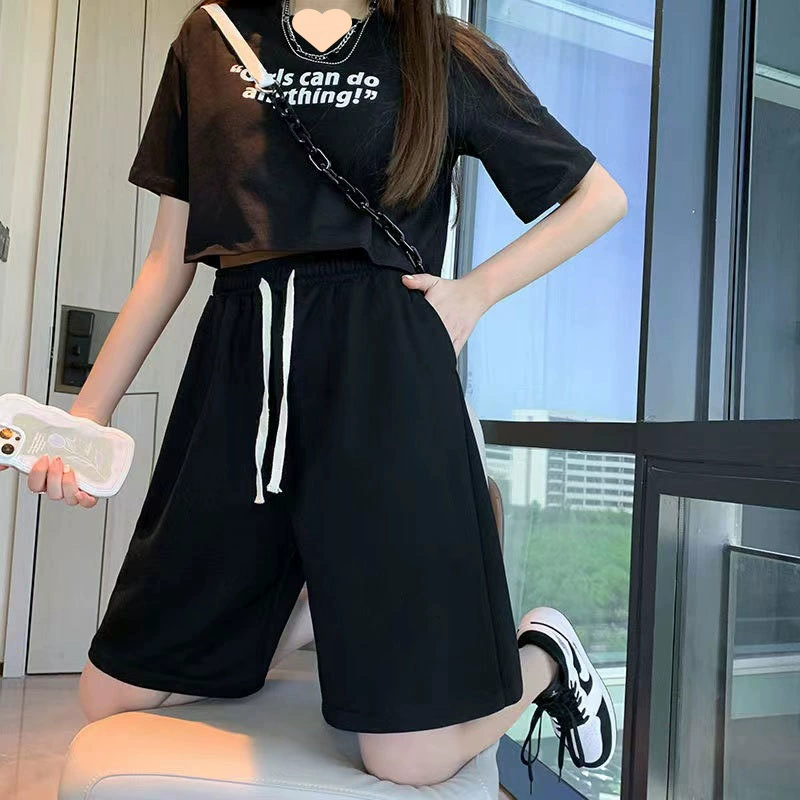 Черные широкие шорты для студентов, летняя корейская версия, повседневные свободные универсальные утягивающие спортивные шорты с высокой талией для занятий спортом на открытом воздухе.