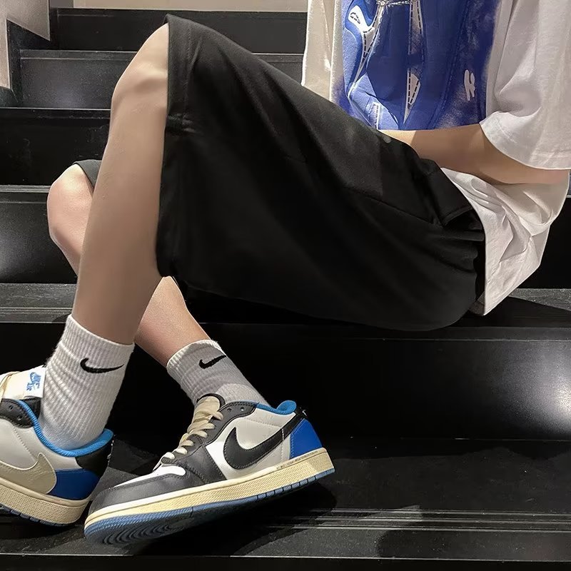 Marca de moda ins pantalones cortos casuales de verano para hombres estilo caliente holgado tendencia casual ropa exterior pantalones de cinco puntos de estilo coreano de todo fósforo