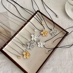 2025年新款新中式花朵项链女小众古法吊坠手工皮绳卫衣链毛衣链