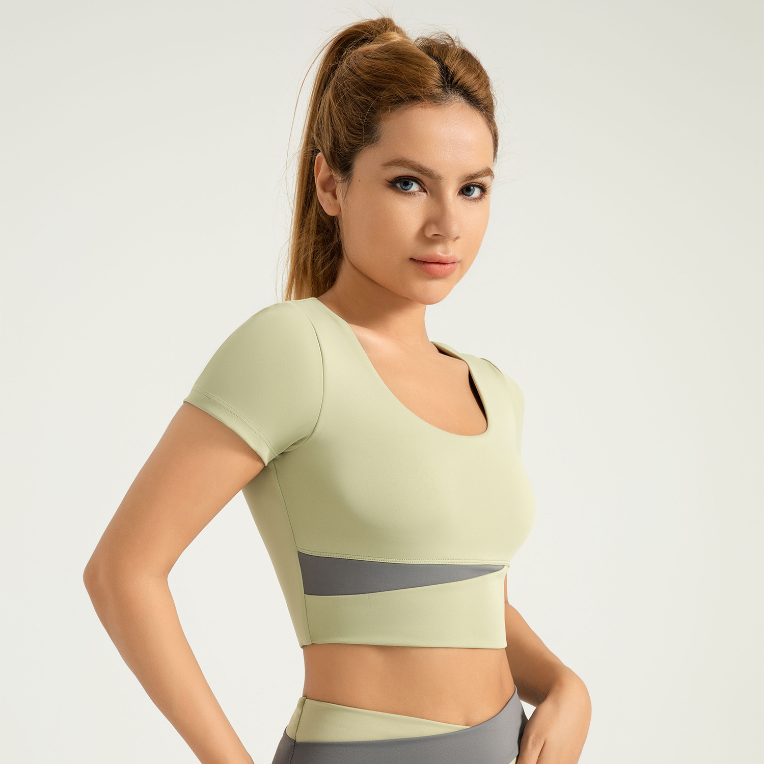 Juyi Tang transfronterizo desnudo vestido de ropa deportiva femenina de yoga manga corta almohadilla de pecho ropa de fitness de color combinado