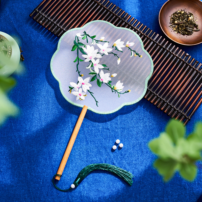 Ventilador antiguo grupo de estilo femenino Fan tradicional Su bordado doble cara bordado estilo chino Cheongsam Ventilador antiguo Suzhou danza