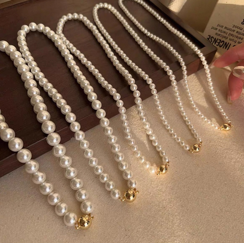 Fashion Magnetic Buckle Pearl Necklace French Luxury All-match Elegant High-end Clavicle Chain Niche Design Neck Chain