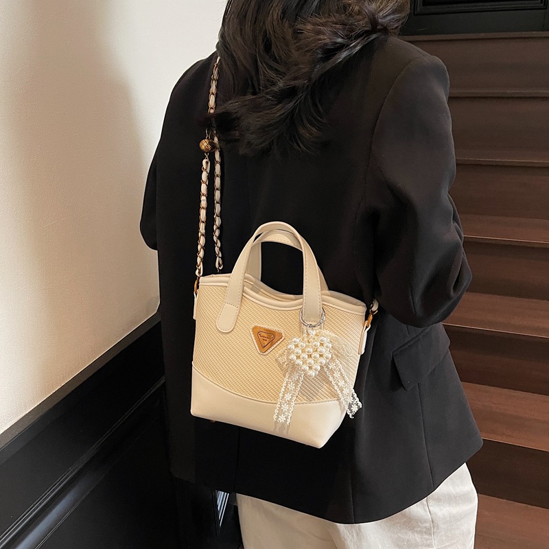 Bolso de mano de color de contraste popular de este año para mujer 2025 nuevo bolso de cubo más vendido bolso de mensajero casual de alta gama de todo fósforo