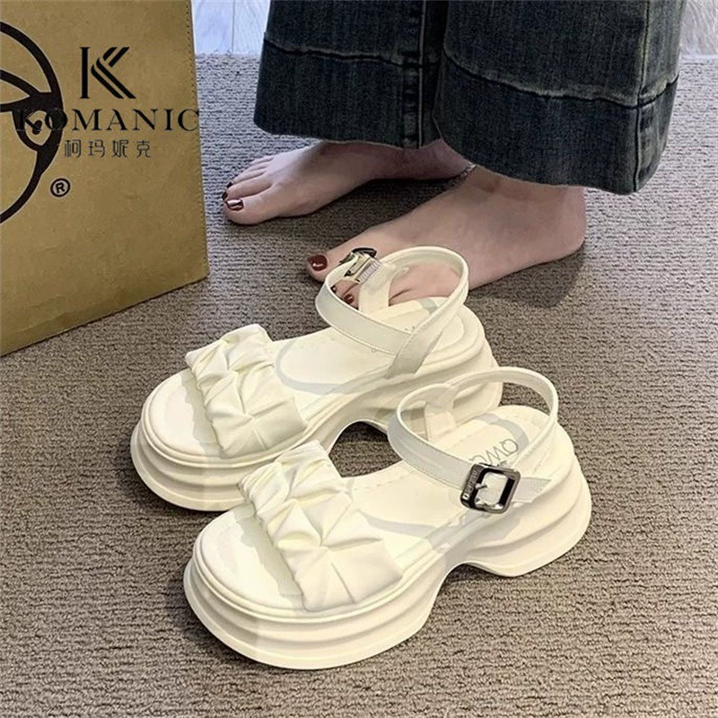 Женские сандалии на толстой подошве с плиссировкой, лето 2025, новый стиль феи, верхняя одежда, однорядная пряжка, повседневные сандалии на толстом каблуке