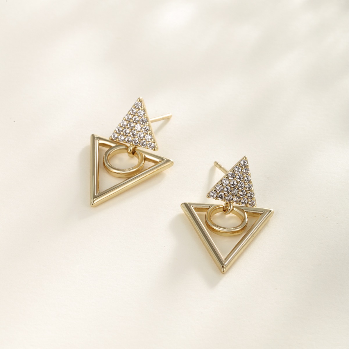 Xuping transfronterizo Europa y Estados Unidos bronce micro pendientes de diamante de zircón geometría doble pendientes de triángulo invertido pernos de pendientes de triángulo
