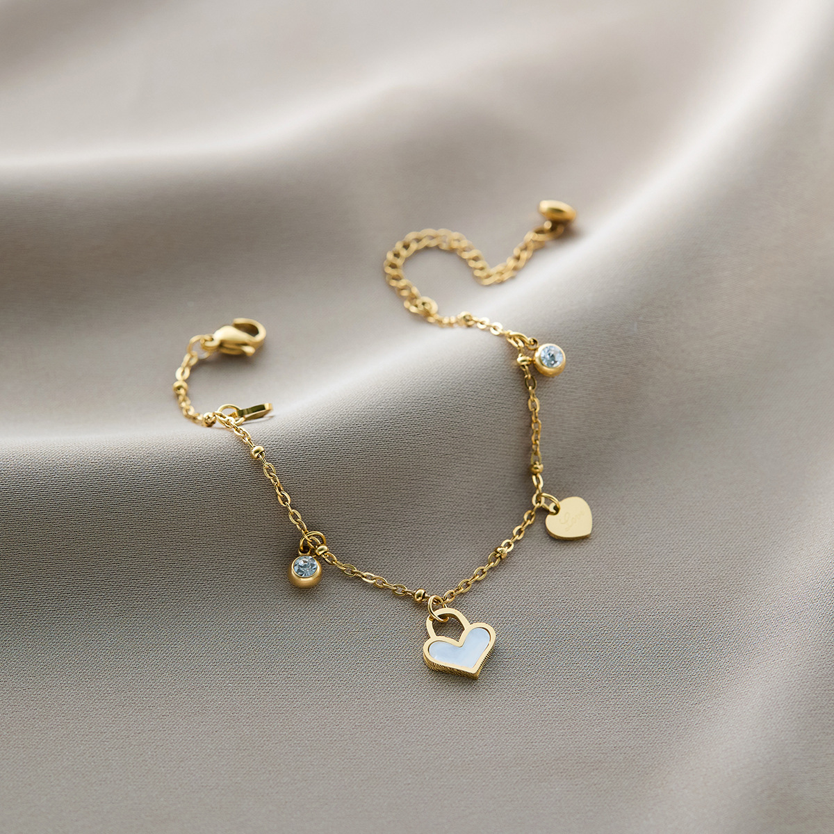 温鑑は色を落とさないで越境してよく売れているチタン鋼のブレスレットの女性の五葉の草はダイヤモンドのins風の個性の18kの真空の電気めっきを入れます。