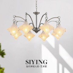 中古のフランス料理店の星型装飾シャンデリア、モダンでシンプル、高級感のあるアート、クリーム系のレトロなイタリア風アメリカ風
