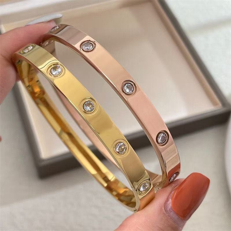 Moda transfronteriza estilo explosivo simple y generoso lujo ligero moda de alta gama con incrustaciones de 10 diamantes titanio acero para hombres y mujeres pulsera de pareja