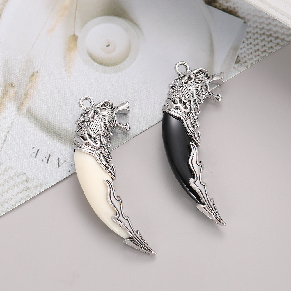 Cross-Border Retro-Style Bold Imitation Wolf Tooth Alloy Pendant, Niche Personality Trendy Versatile Creative Tooth Charm Wholesale
