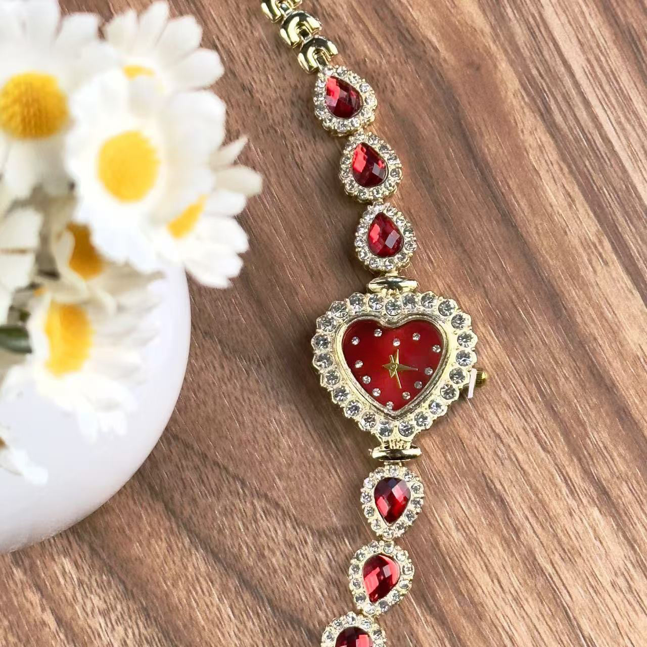New Wholesale Fashion High-End Love Heart Red Watch Alloy Ladies Watch Quartz Watch Bracelet Watch
