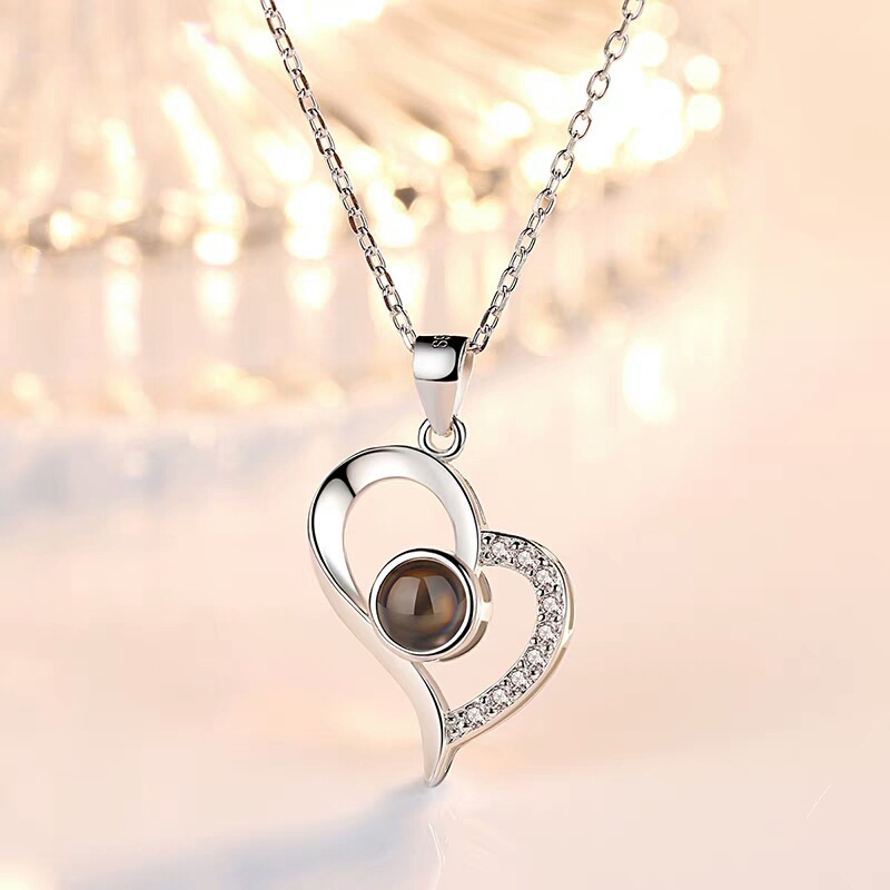 Collier pendentif cœur creux simple, style identique, avec l'inscription « Je t'aime » en 100 langues. Chaîne pendentif clavicule._voghion.com