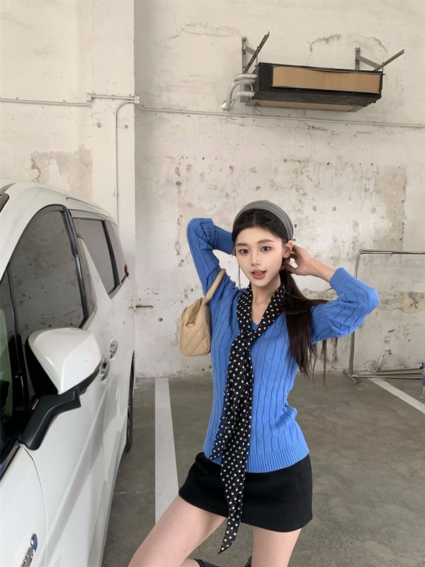 大V领麻花修身克莱因蓝针织上衣毛呢半身裙+波点丝巾纯欲套装女秋|undefined