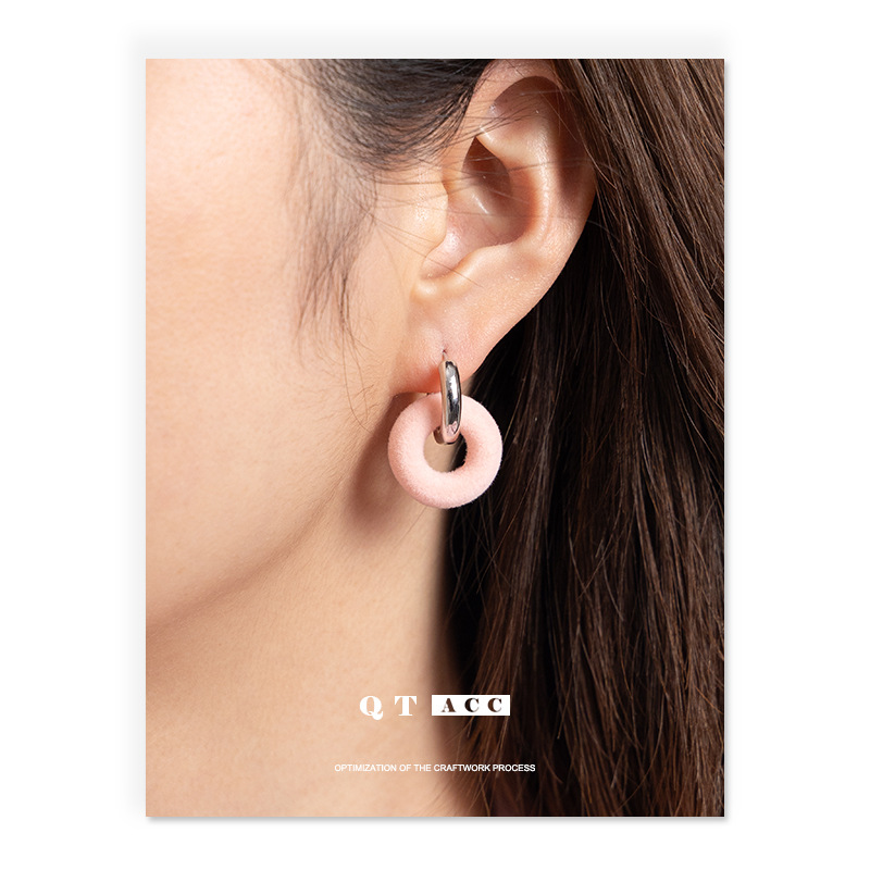 Europa y los Estados Unidos delicados alta sensación oro y plata color contrastante macarón simple estilo de invierno de otoño aretes de orejas de estilo de mujer
