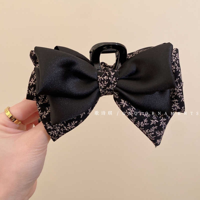 Black crab pin with bow